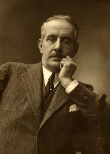 Legenda: <strong>Giacomo Puccini, foto do Studio Badodi, 1924</strong>